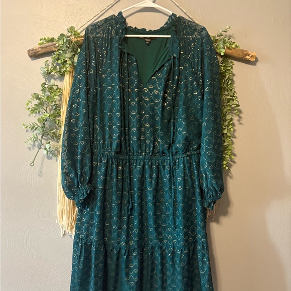 Maggy London Dresses & Skirts - Chic Green Long Sleeve Dress with Gold Patterns